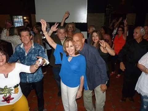 Miembros bailando en la matiné dominical