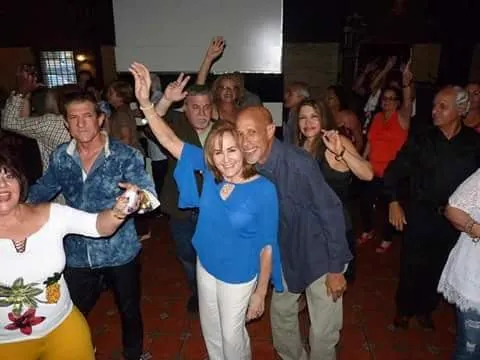 Miembros bailando en la matiné dominical