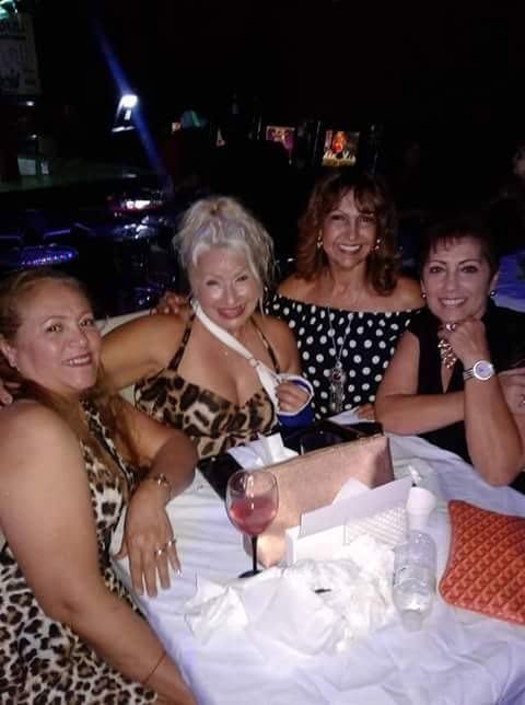 Amigas disfrutando la matiné dominical