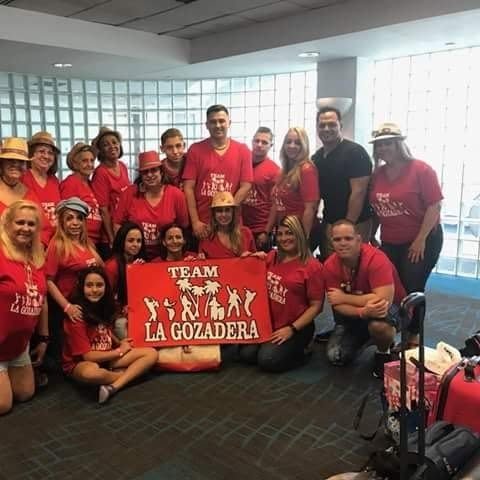 Grupo de viajeros del club en el aeropuerto