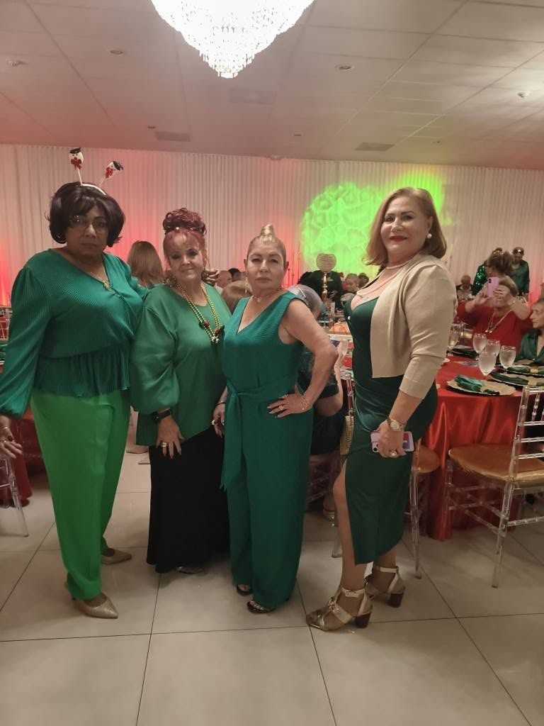 Amigas celebrando en el club
